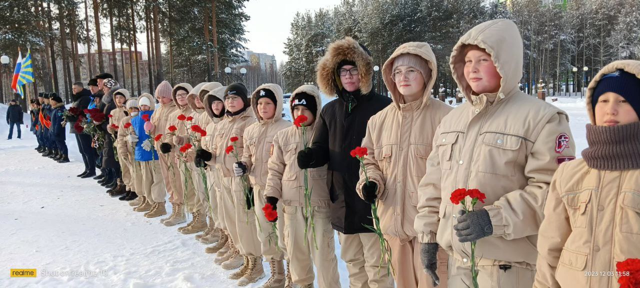 ВОЗЛОЖЕНИЕ ЦВЕТОВ К ВЕЧНОМУ ОГНЮ В ДЕНЬ НЕИЗВЕСТНОГО СОЛДАТА.